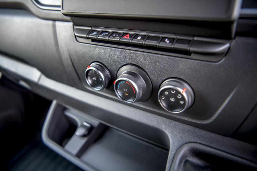 Детали интерьера Renault Master L3H2 Van 2019 года  (UK) (фото 16 из 42)